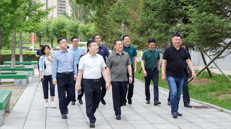 武汉体育学院党委书记陈继平一行来校调研