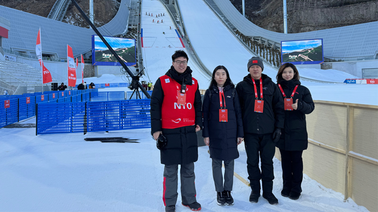 永利集团4名教师受邀执裁2024-2025国际雪联跳台滑雪女子世界杯