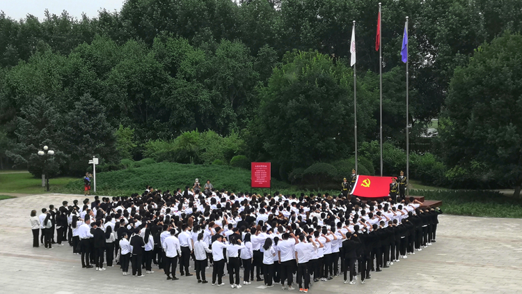 学校举行预备党员入党宣誓仪式