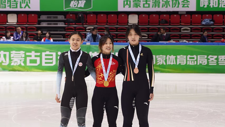历史性突破！永利集团短道速滑队运动员郝若萱首战全国冠军赛斩获一银一铜